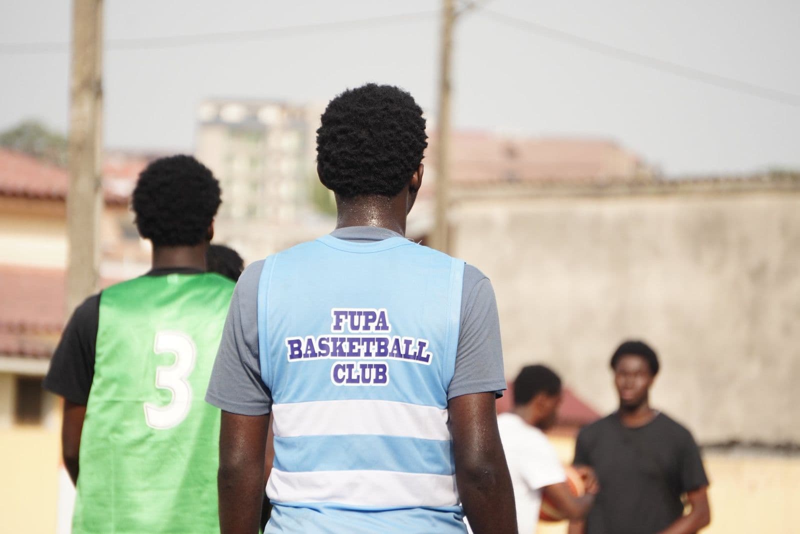 Joueur de FUPA de dos, maillot FUPA Basketball Club