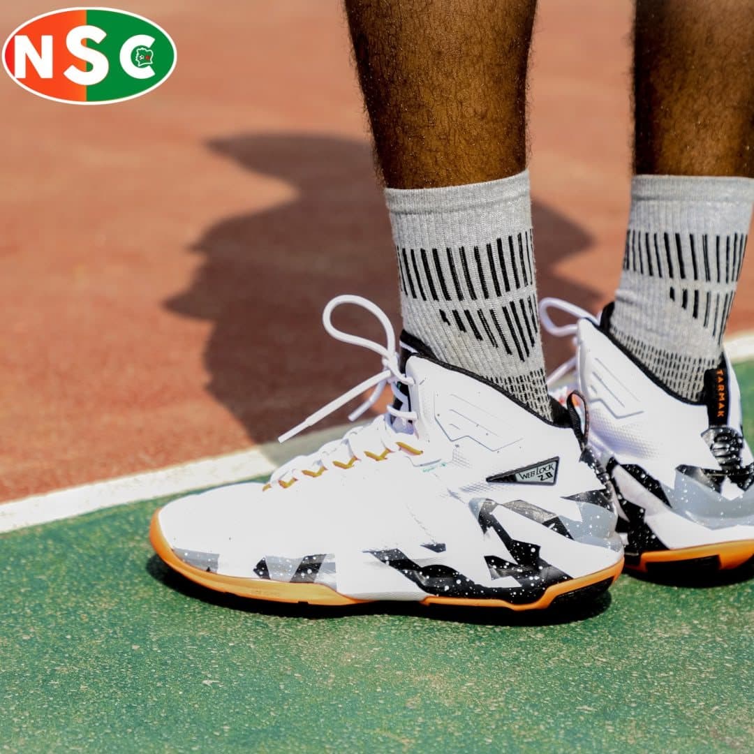 Chaussures de basket blanches sur le terrain