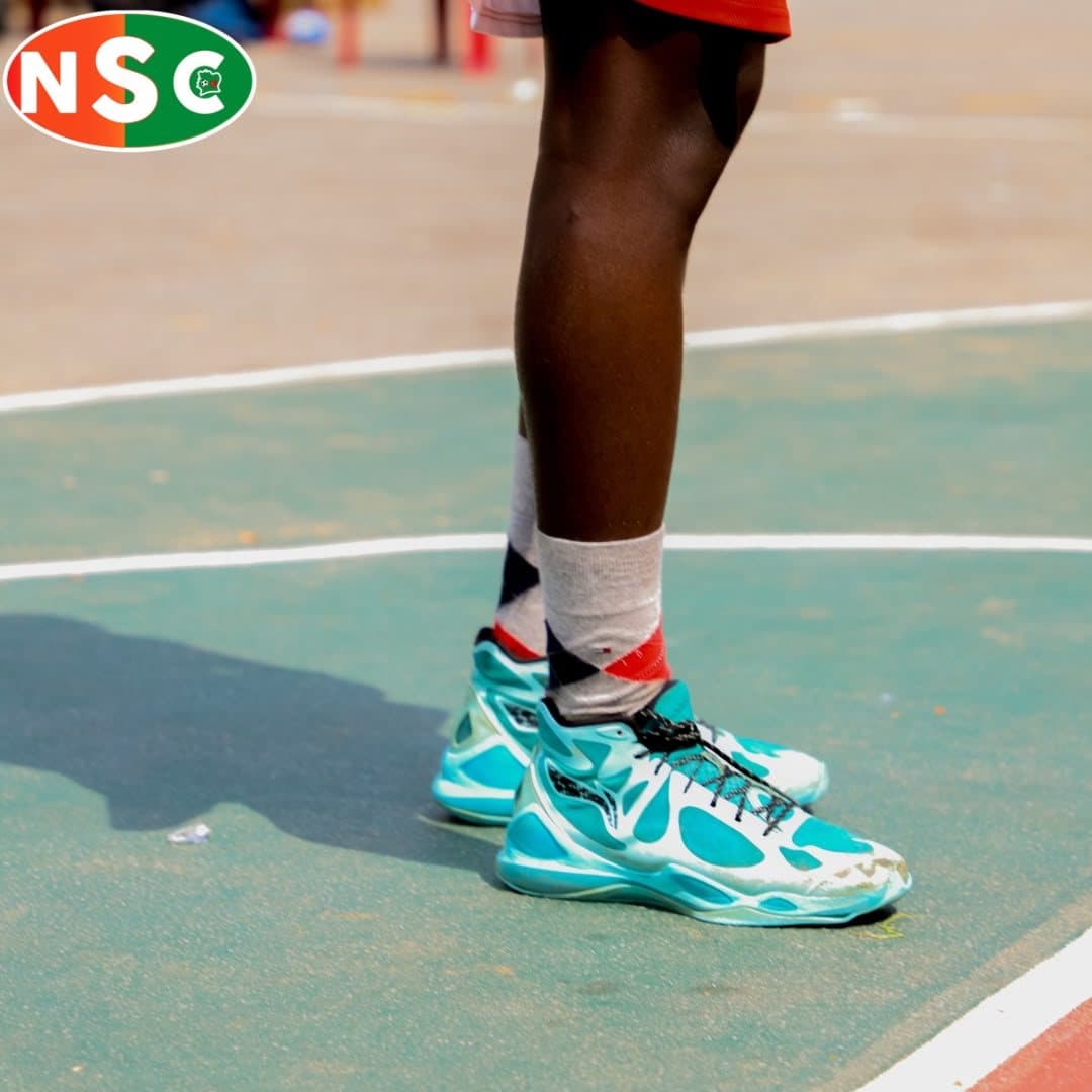 Chaussures de basket turquoise sur un terrain vert