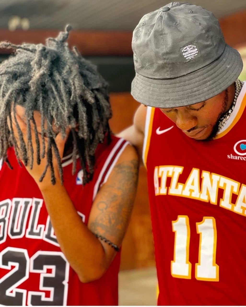Deux jeunes en maillots de basket, Chicago et Atlanta