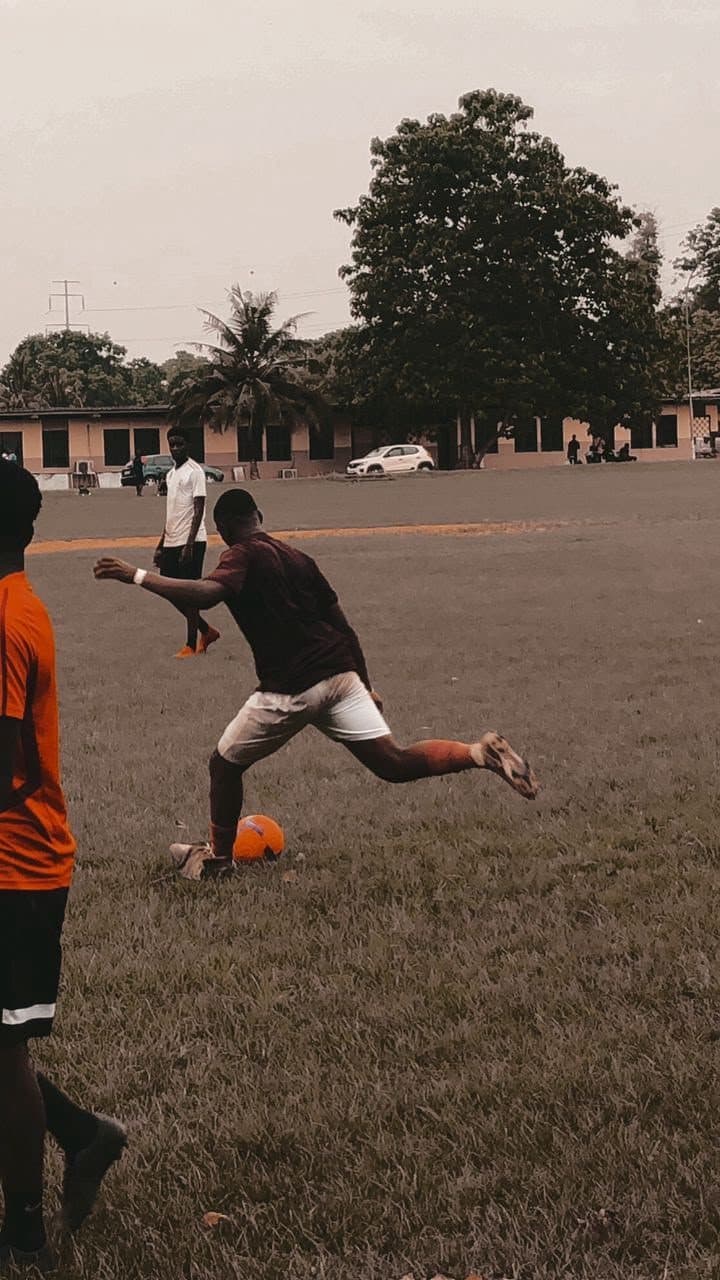 Un joueur frappe le ballon lors d'un match de football NSC