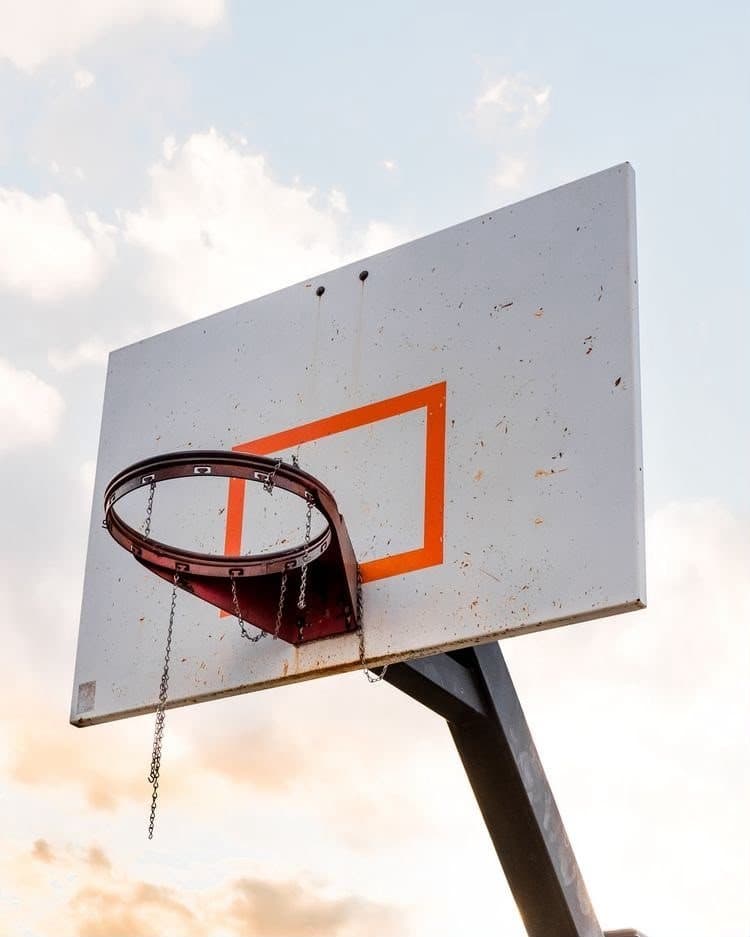 Panier de basket sous un ciel de fin de journée