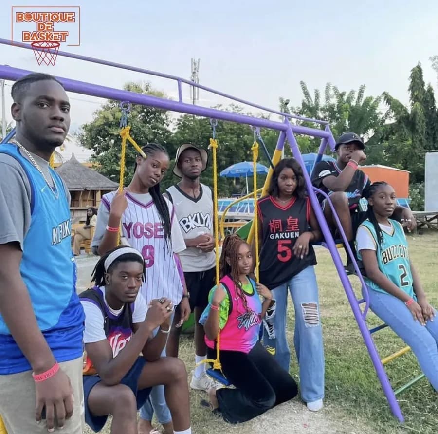 Un groupe de jeunes en maillots de basket sur une aire de jeux