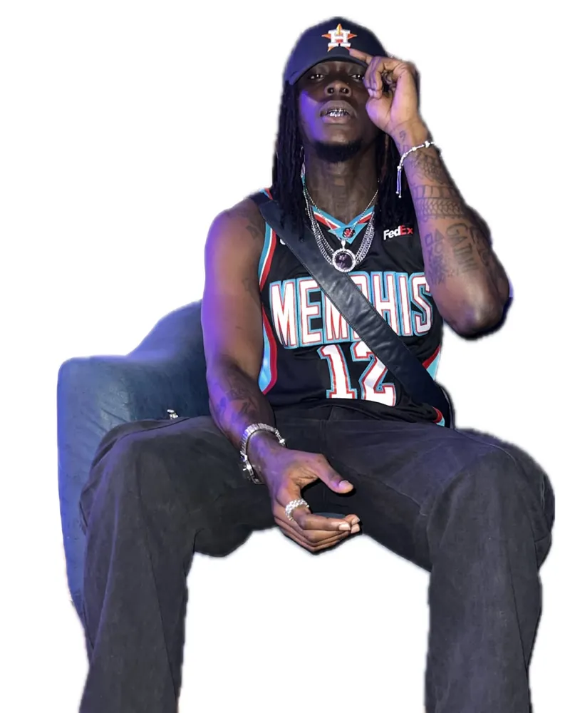 Himra, assis, en maillot Memphis et casquette