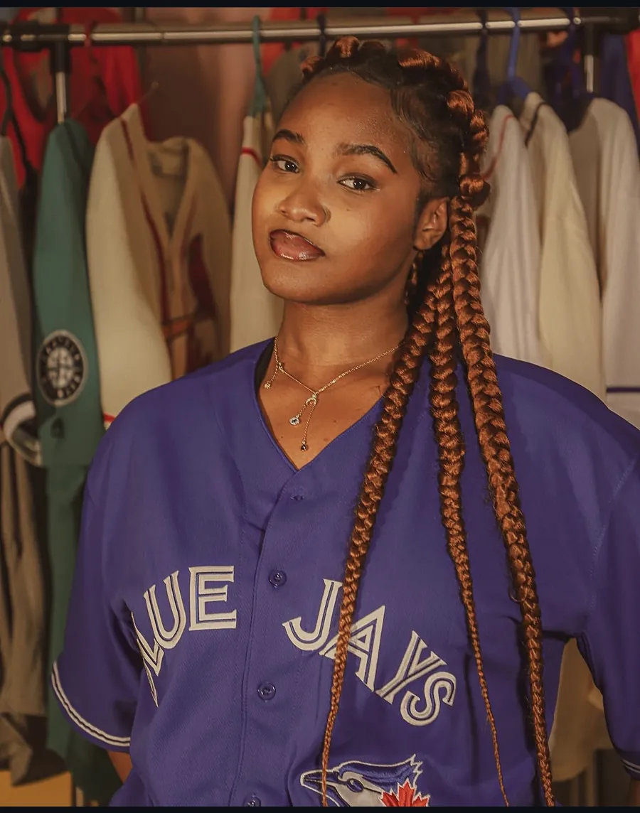 Une jeune femme porte un maillot de baseball Blue Jays