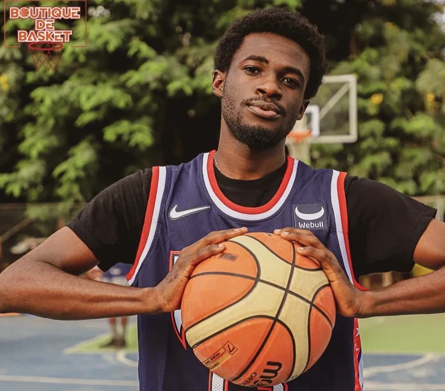 Un joueur en maillot des Nets tient un ballon de basket
