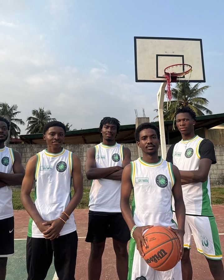 Une équipe en maillots verts réunie sous le panier